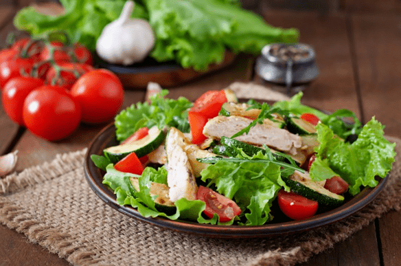 Salad with chicken and vegetables is a good option for a light dinner after training. 