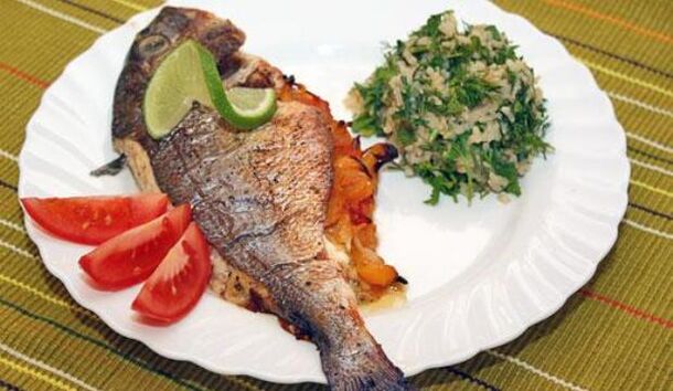 Lean fish with salad in the arthritis diet menu
